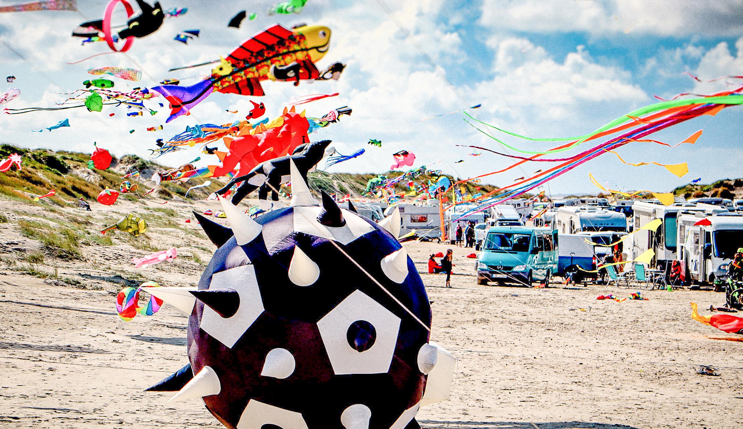 Das Drachenfestival findet direkt am angrenzenden Lakolk Strand statt und ist ein farbenfrohes Spektakel für die ganze Familie. Copyright: Visit Rømø & Tønder