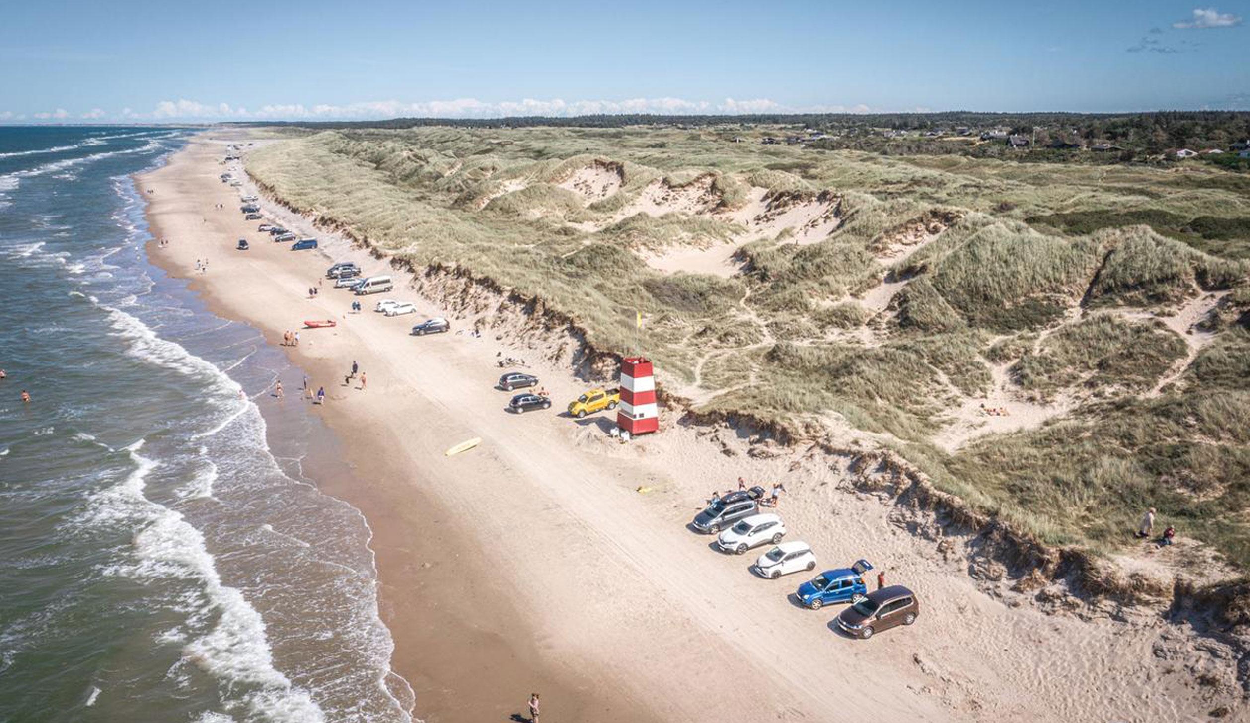 An Dänemarks Nordseeküste ist das Befahren des Strandes oftmals erlaubt, wie auch am Tversted Strand. Copyright: Destination Nordvestkysten