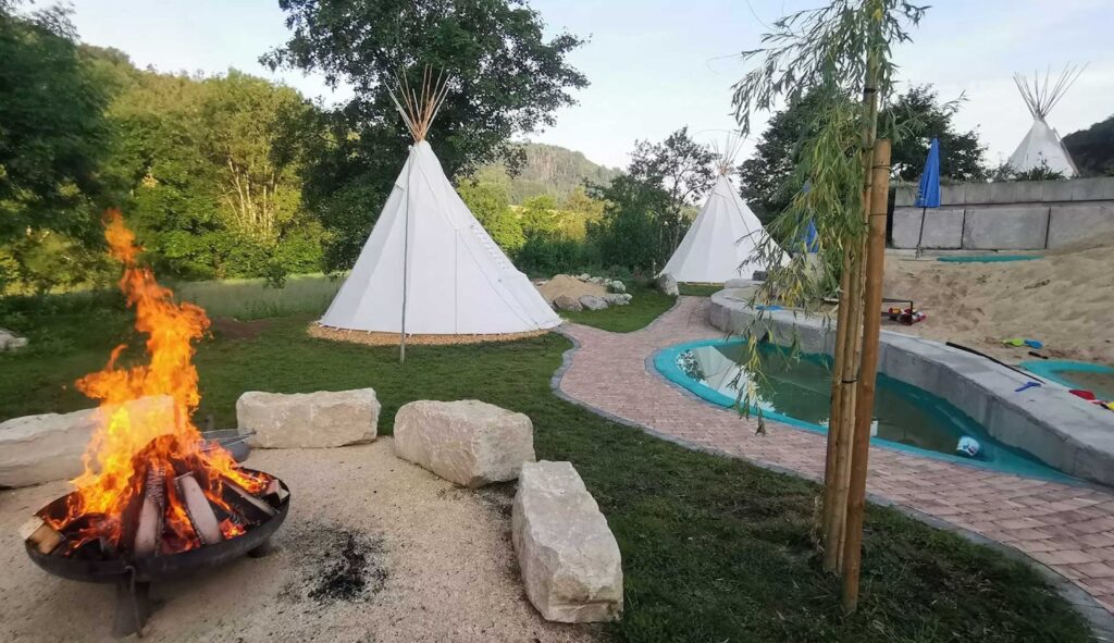 Zollhaus Adventure campingplass ligger midt i det grønne og tilbyr et flott sted å bo med spennende fasiliteter og nydelige detaljer. Copyright: Zollhaus Adventures