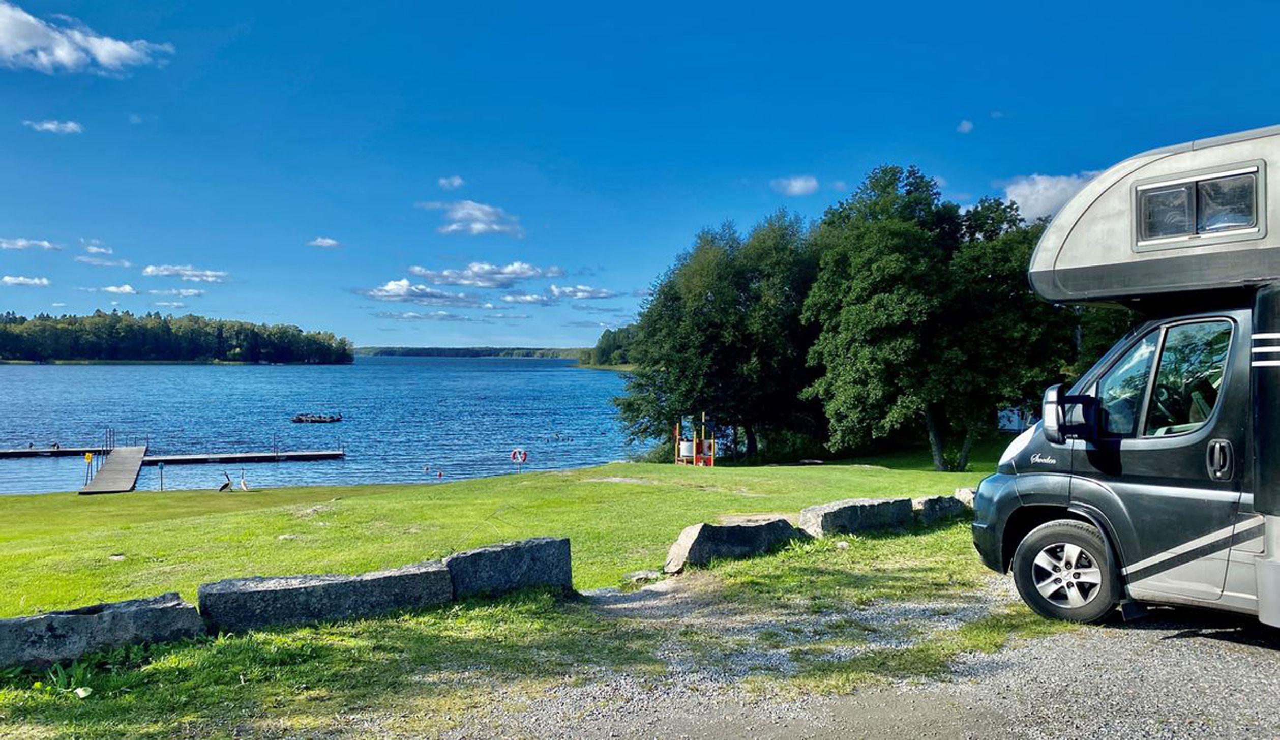 In Schweden darfst du auf Schotter an einem See parken, wenn es keine örtlichen Einschränkungen gibt.