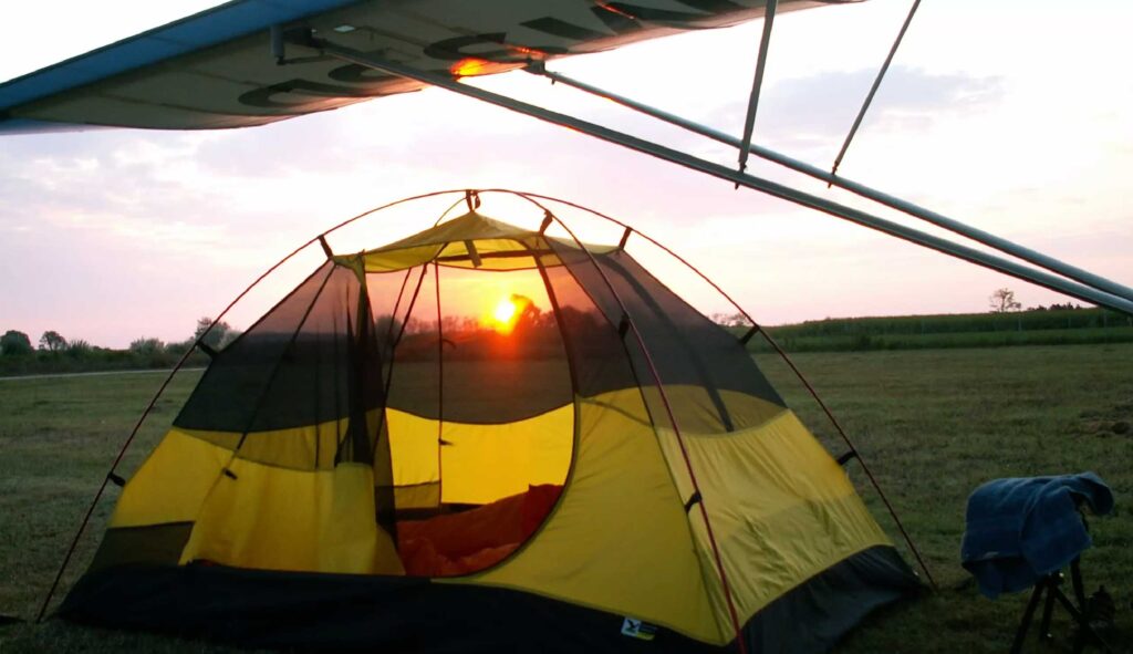 Du vil se soloppgangen på det åpne feltet, slik at du kan starte dagen godt uthvilt på campingplassen til Dolmar flyskole. Copyright: Dolmar Flying School