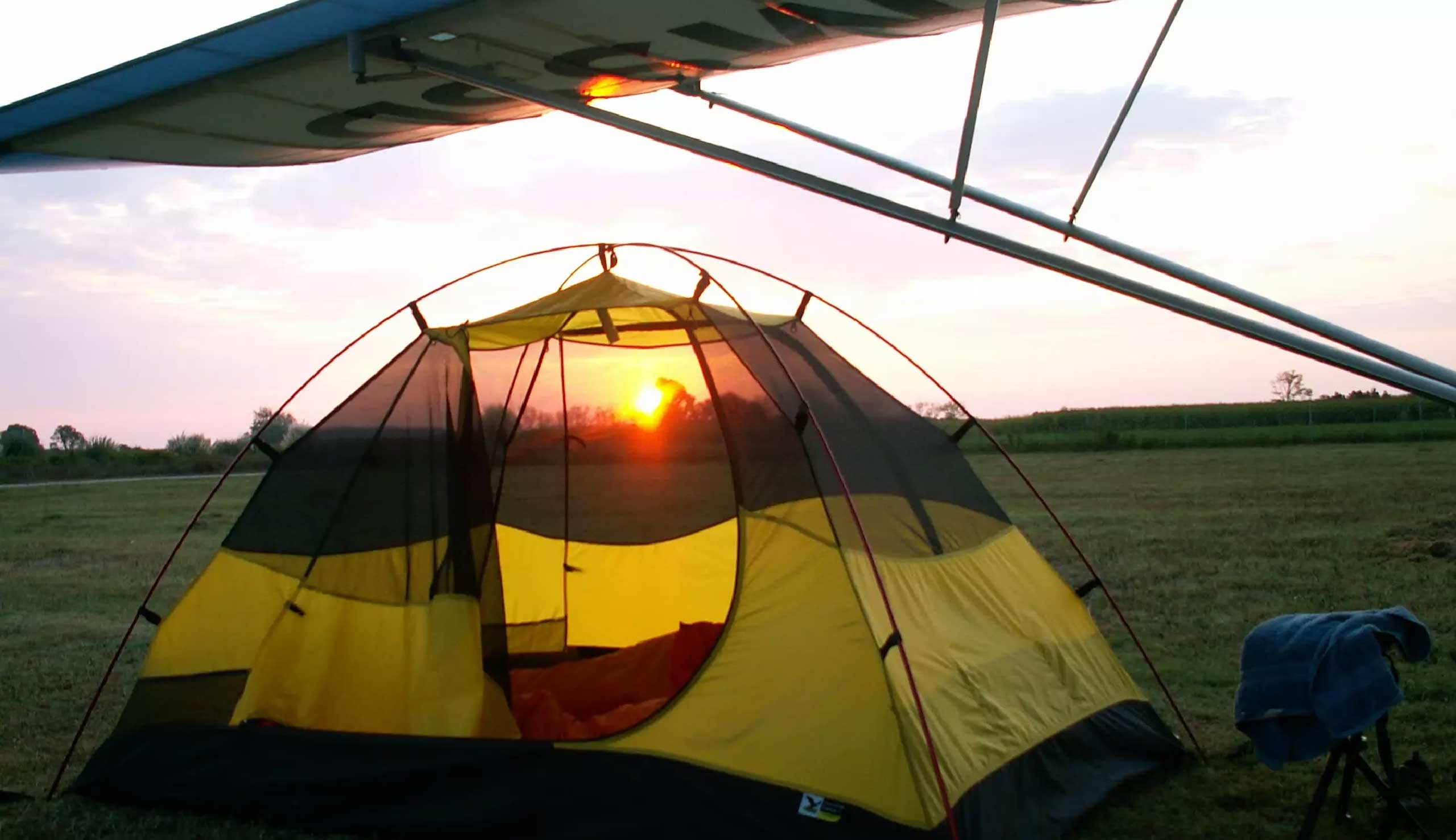 Näet auringonnousun avoimella kentällä, joten voit aloittaa päivän hyvin levänneenä Dolmarin lentokoulun leirintäalueella.