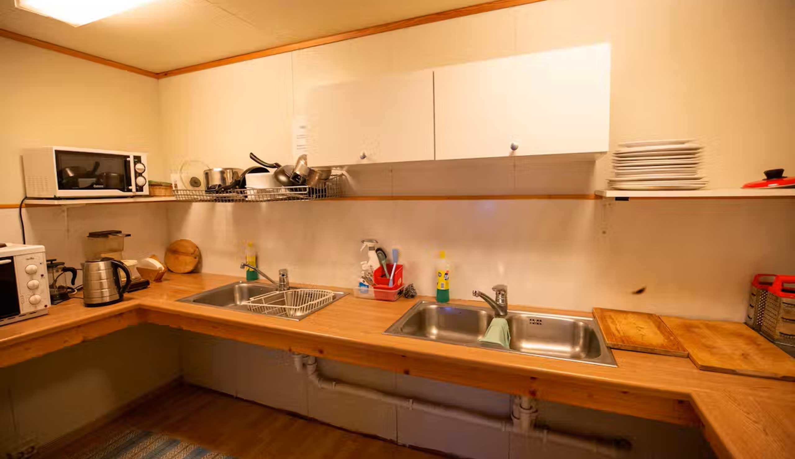 At BaseCamp North Cape you will find a well-equipped kitchen. Copyright: Pincamp.de