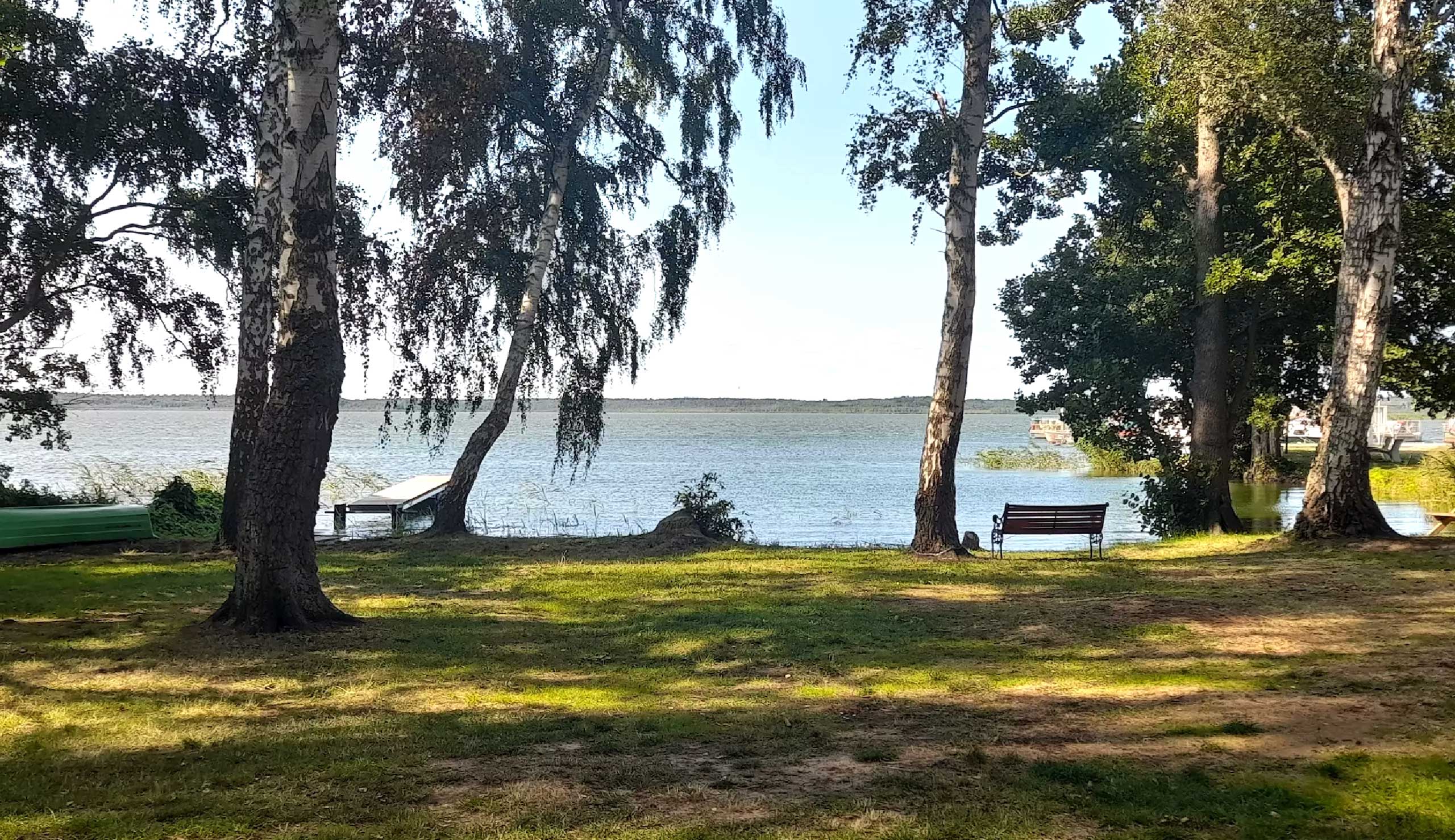 Istuinalueet, joista on upeat näkymät järvelle, kutsuvat aivan erityistä rentouttavaa lomaa varten.