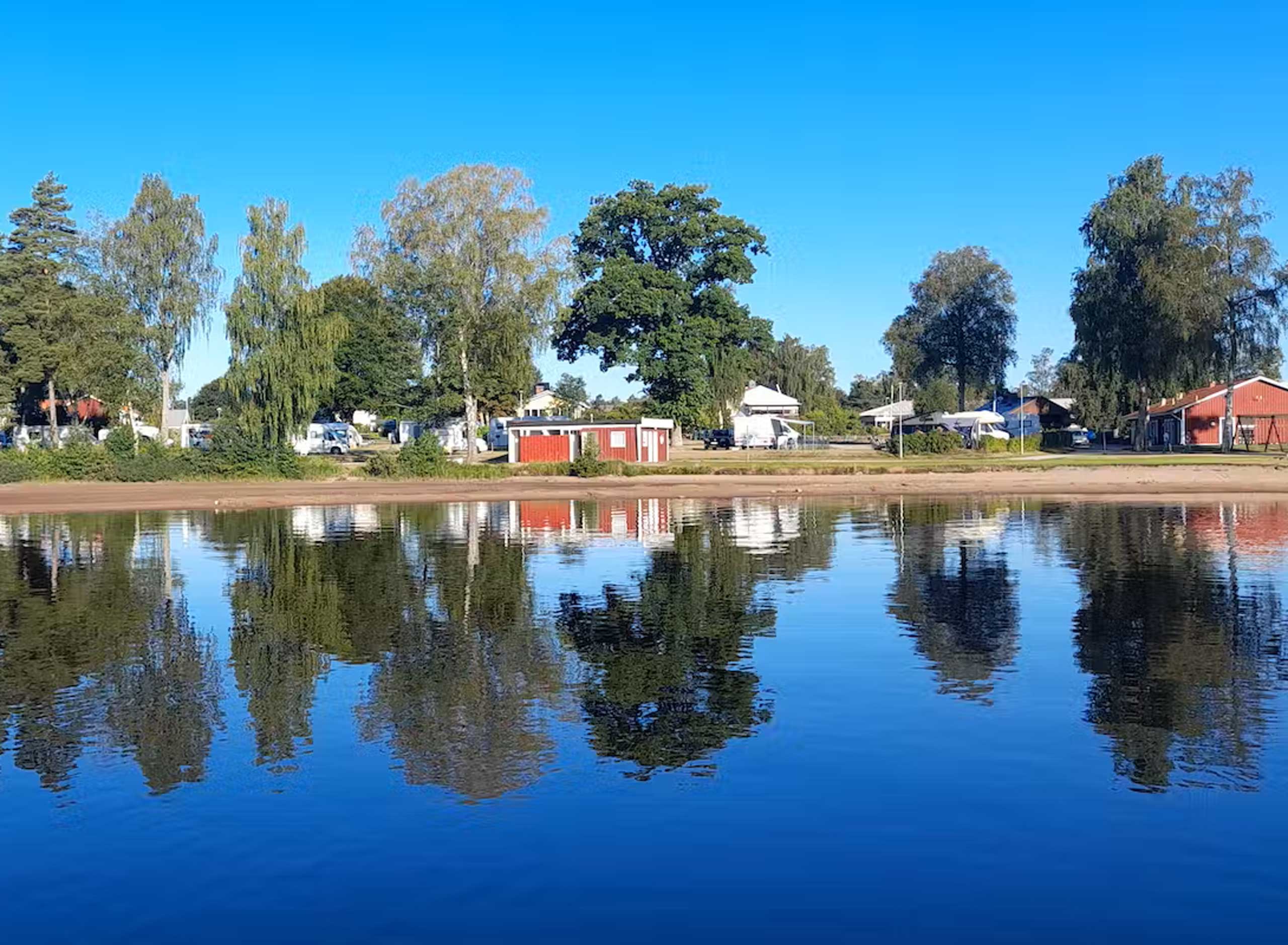 På Gökaskratts Camping kan du bo i et dejligt område ved søen. 