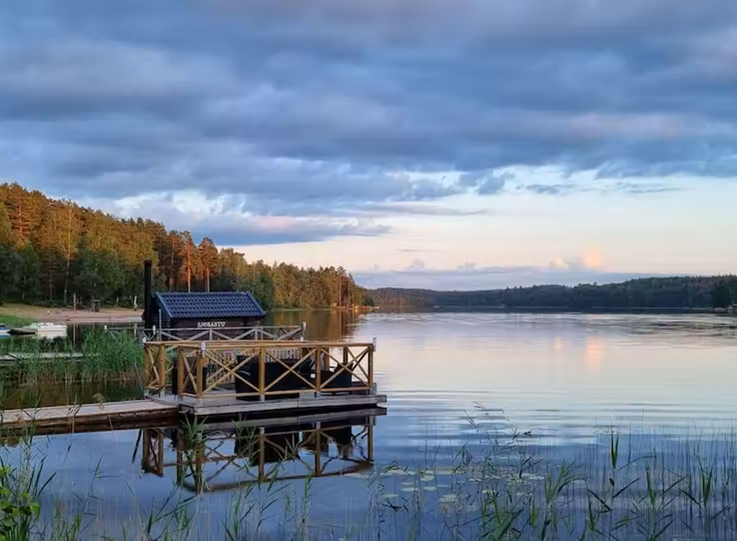 Vimmerby Camping sijaitsee kauniin Nossen-järven rannalla. 