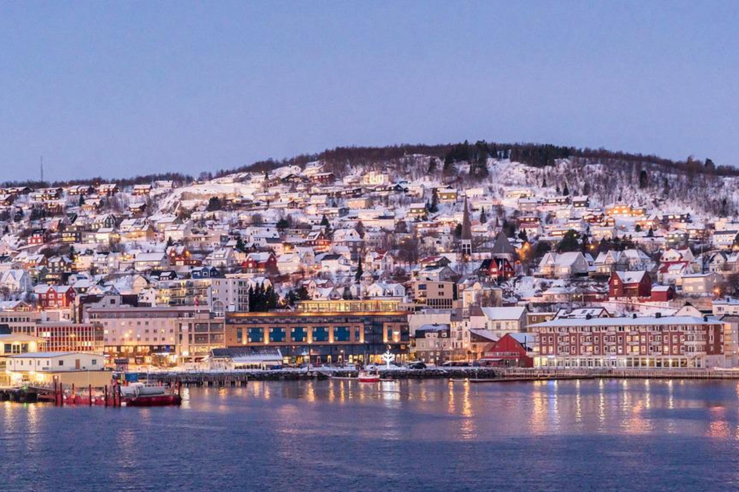 Tromsø in der Abenddämmerung.