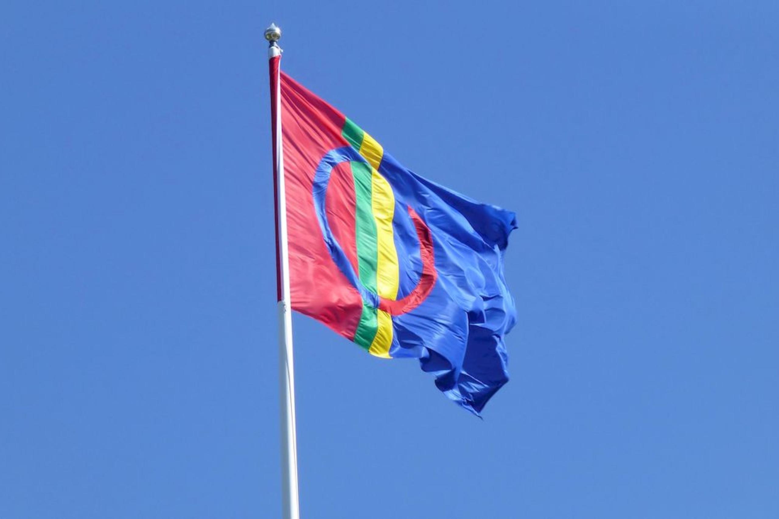 Die samische Flagge weht an einem Fahnenmast.