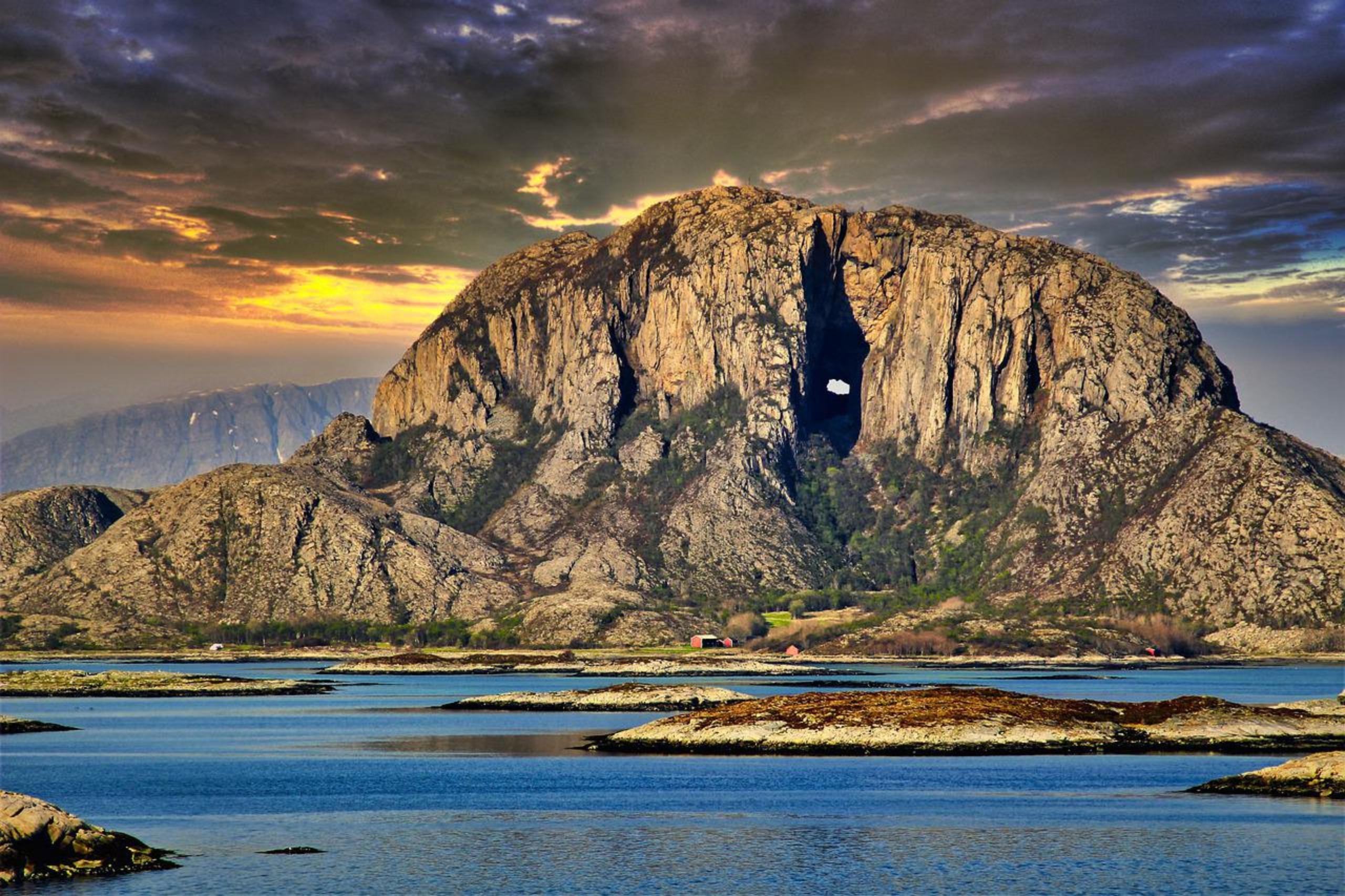 Eines der vielen Bergformationen in der Region Helgeland.