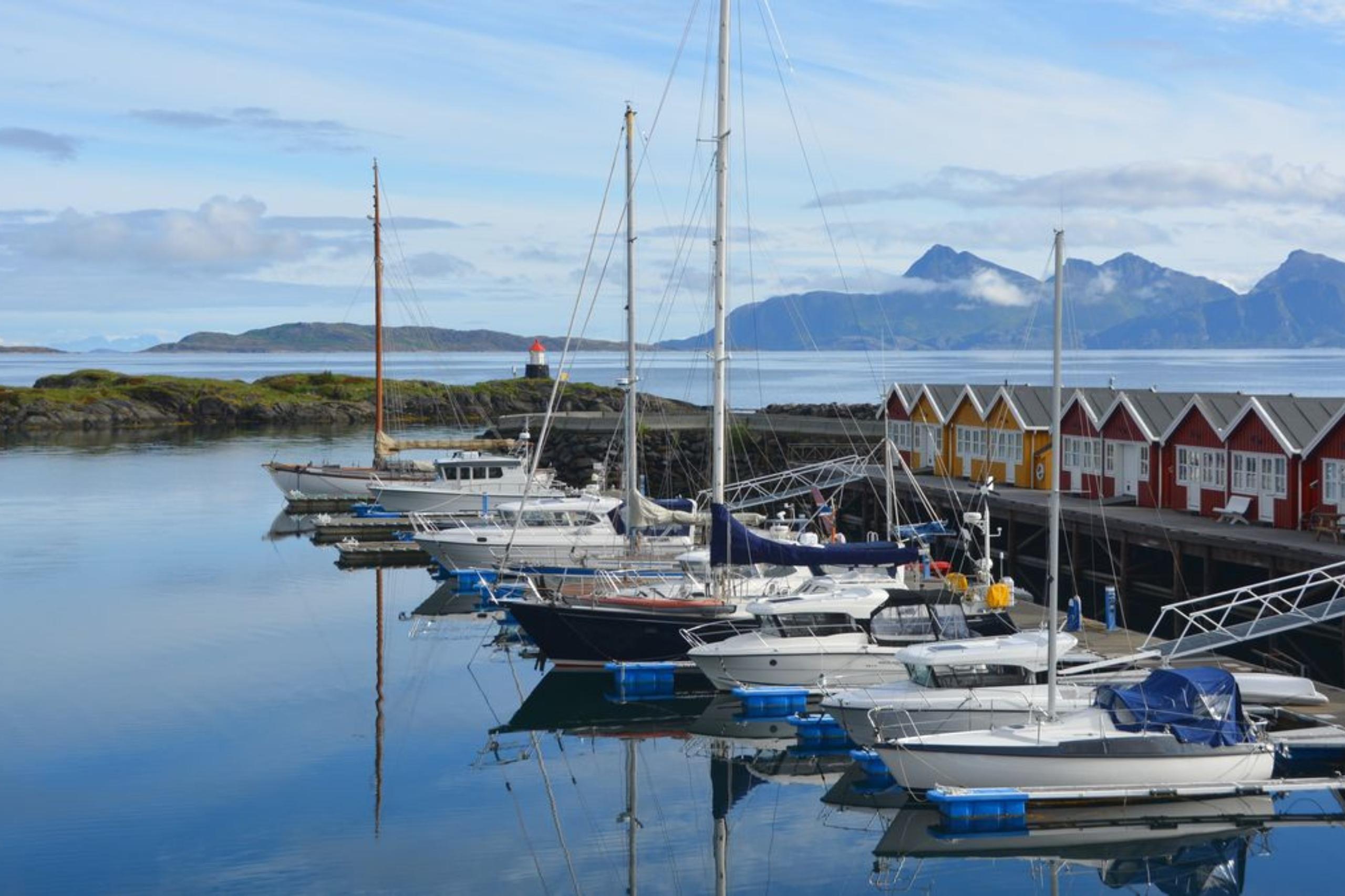 Bootshäuser und Segelboote im Hafen von Kjerringøy.