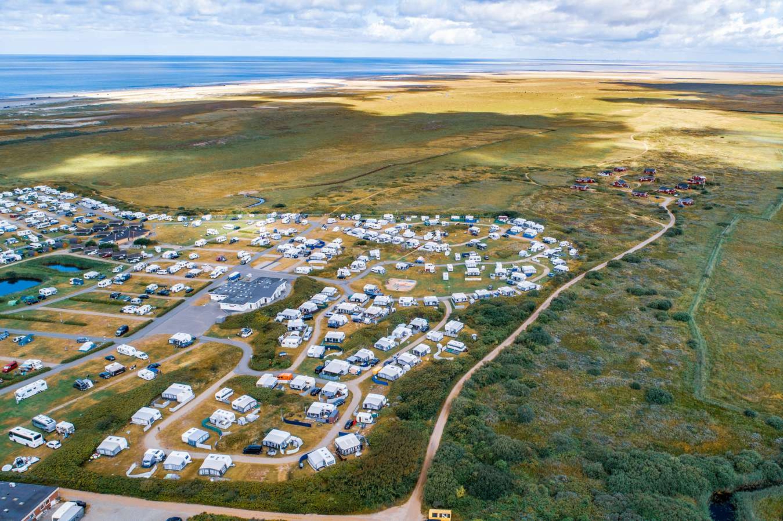 The campsite on Rømø is surrounded by sand dunes, sea, and meadows. 