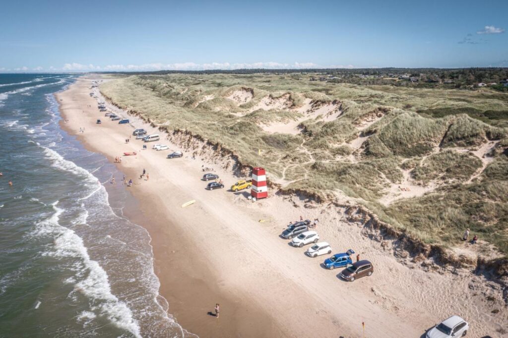 Det er ofte tillatt å kjøre bil på stranden langs den danske Nordsjøkysten, og det er det også på Tversted Strand. Copyright: Destination Nordvestkysten