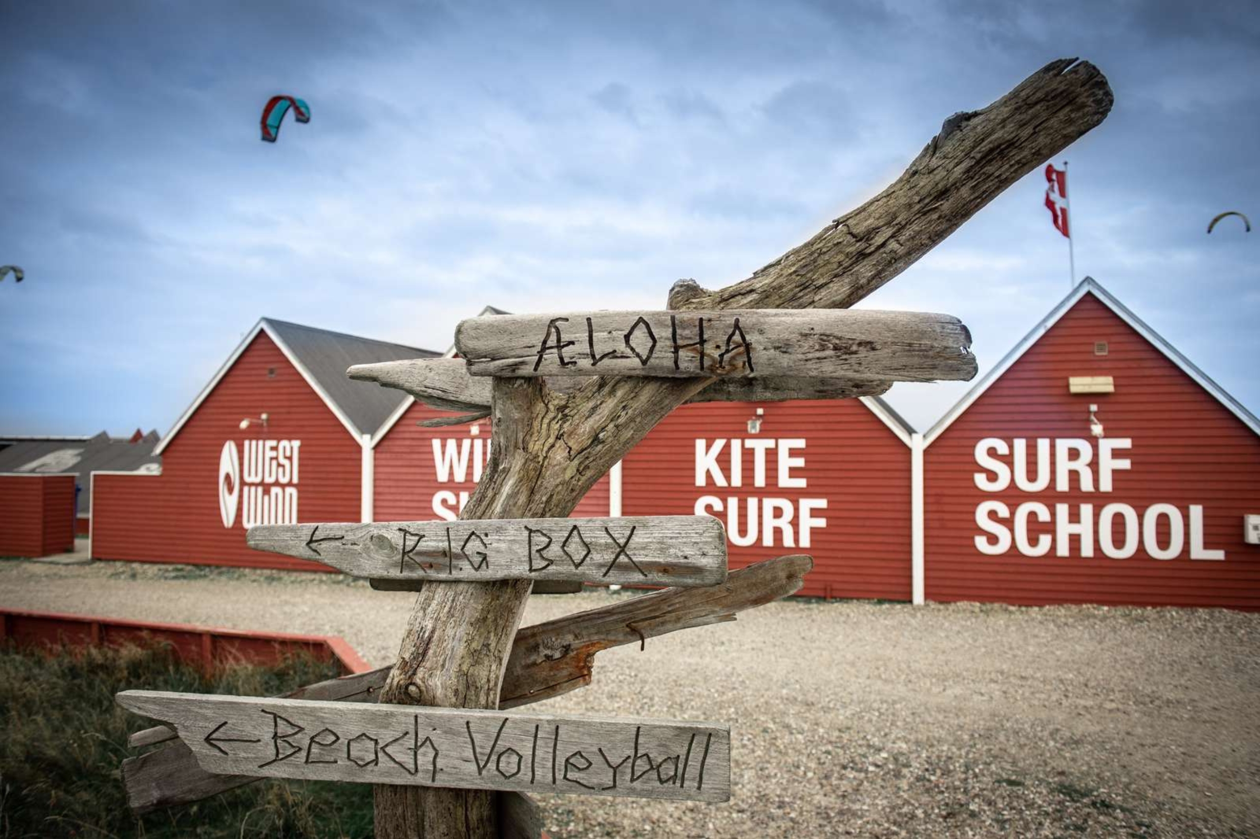 Bara 4 kilometer från campingen kan du ta dig an sportiga utmaningar hos surfskolan Westwind.