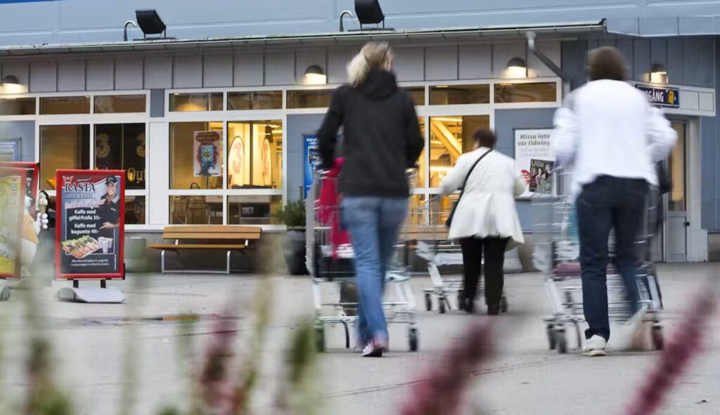 Monet ihmiset tulevat Gekåsbyniin ostoksille Ullared Gekåsiin. Foto: Pincamp.de