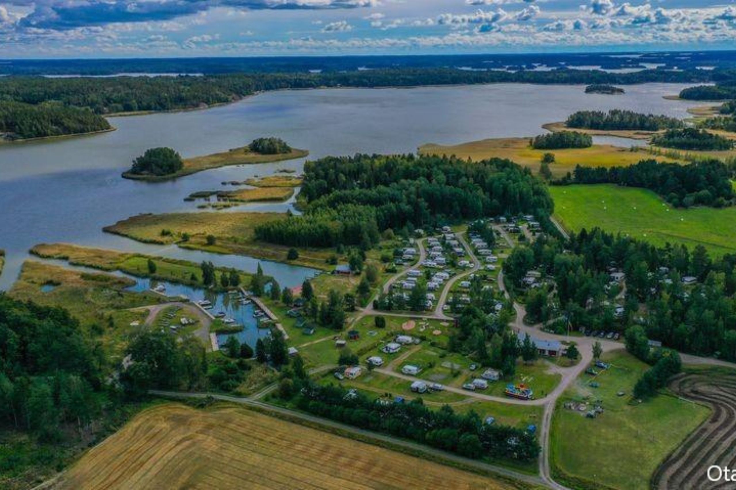 Livonsaaren leirintäalue sijaitsee suoraan Saaristomeren rannalla. 