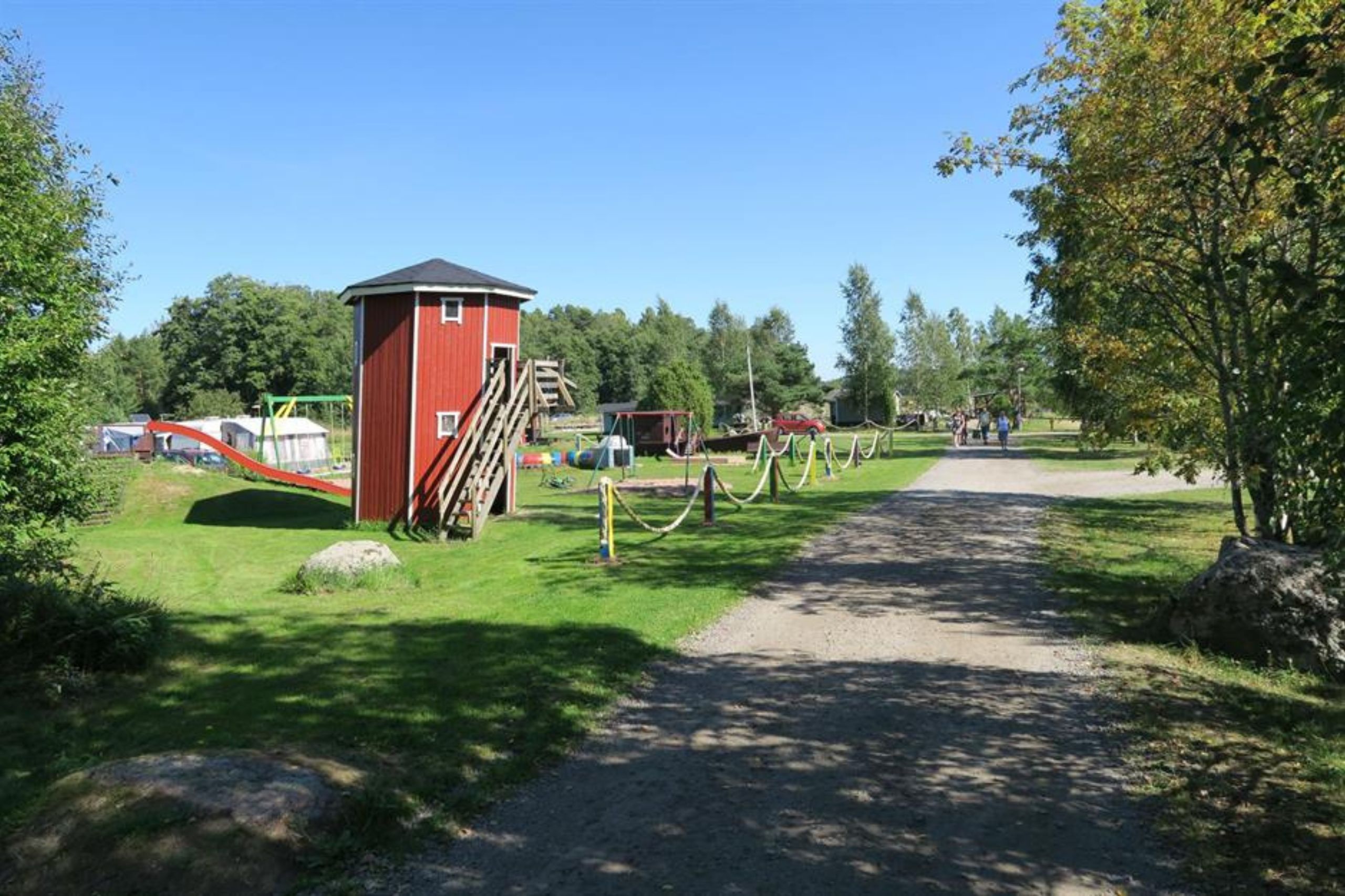 Ihanteellinen kaikille lapsille ja hauska soratie - Livonsaaren leirintäalueen leikkipaikka Suomessa. 