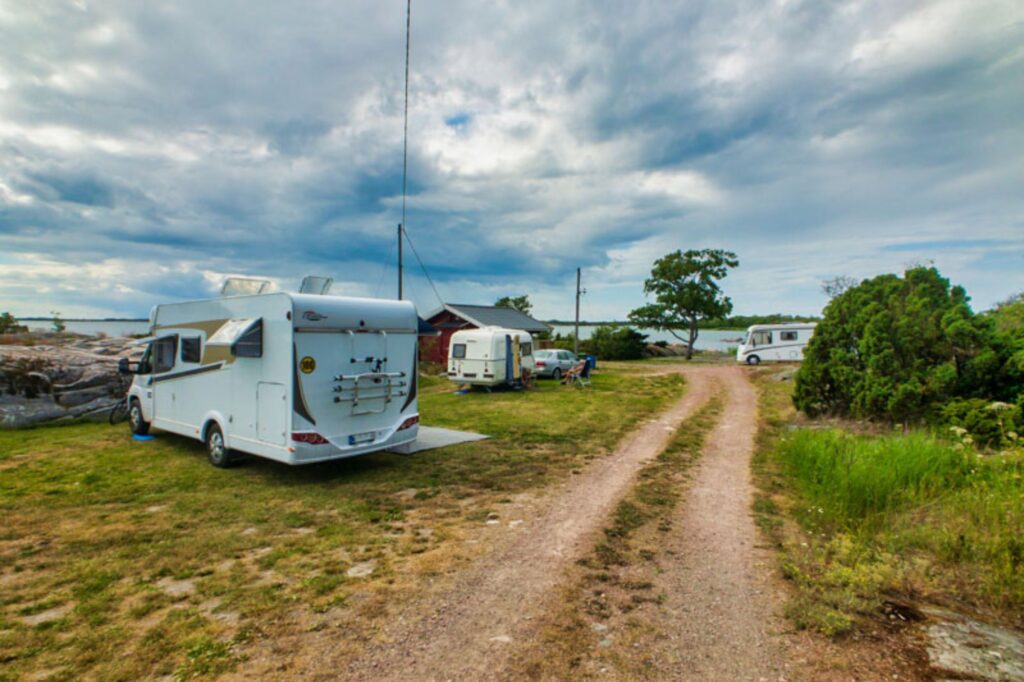 Campingplassen er vakkert omgitt av natur og tilbyr alle fasiliteter du trenger for et hyggelig campingopphold. Copyright: Fisketorpet i Brandö