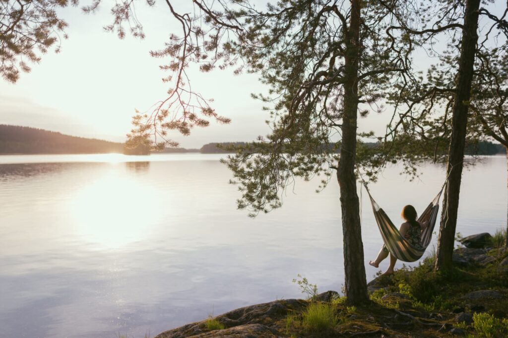Tutki kaunista luontoa asuntoautosi kanssa ja rentoudu riippumatossa. Copyright: Simo Tolvanen / Visit Finland