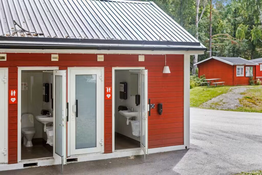 First Camp City - Tukholma -leirintäalueella on viehättävät huoltorakennukset. Copyright: Pincamp.de