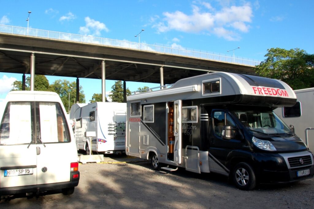 Långholmen’s motorhome camping er en standplads tæt på byen, som er åben om sommeren.