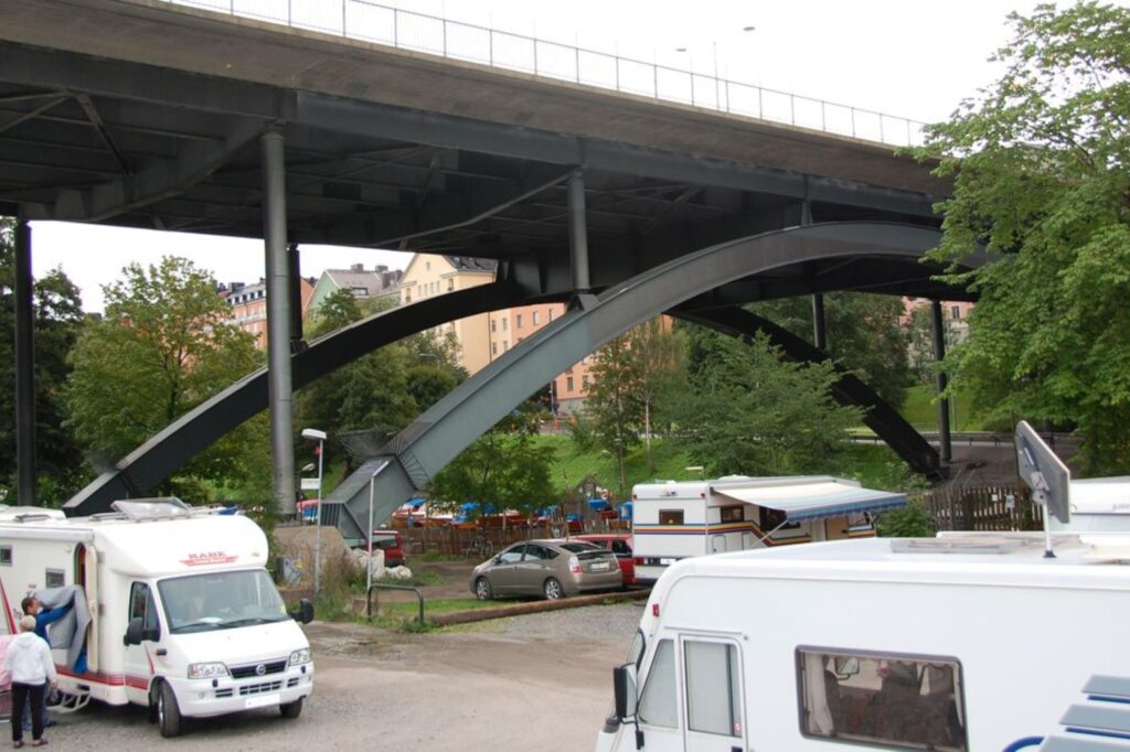 Långholmenin matkailuautojen leirintäalue on suosittu, eikä vähiten sen keskustan läheisyyden ansiosta.