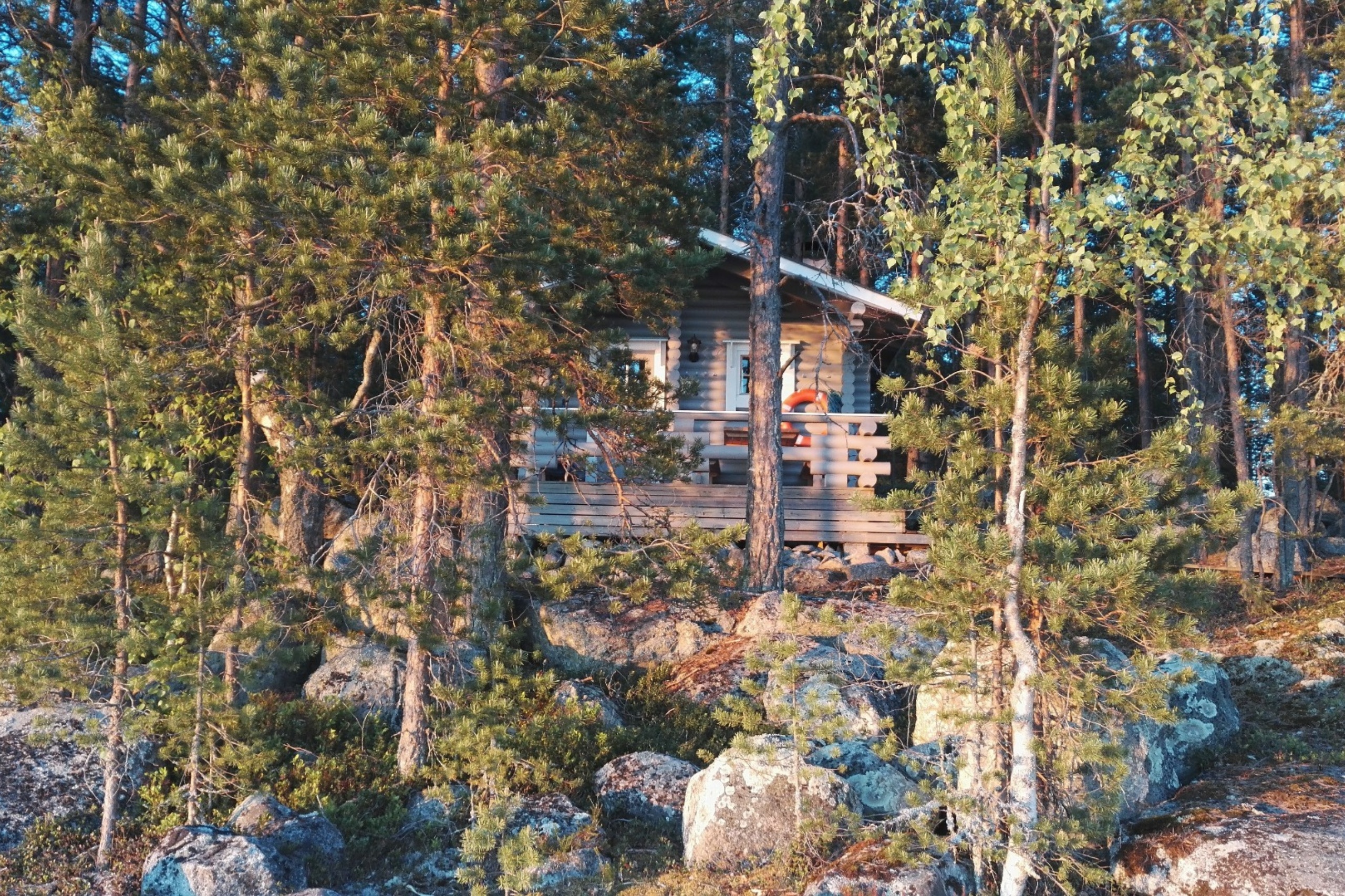 At Mäntyranta camping, you’ll find a sauna cabin that is both in the forest and on the beach at the same time, which is a good option if you don’t arrive in a camper. 