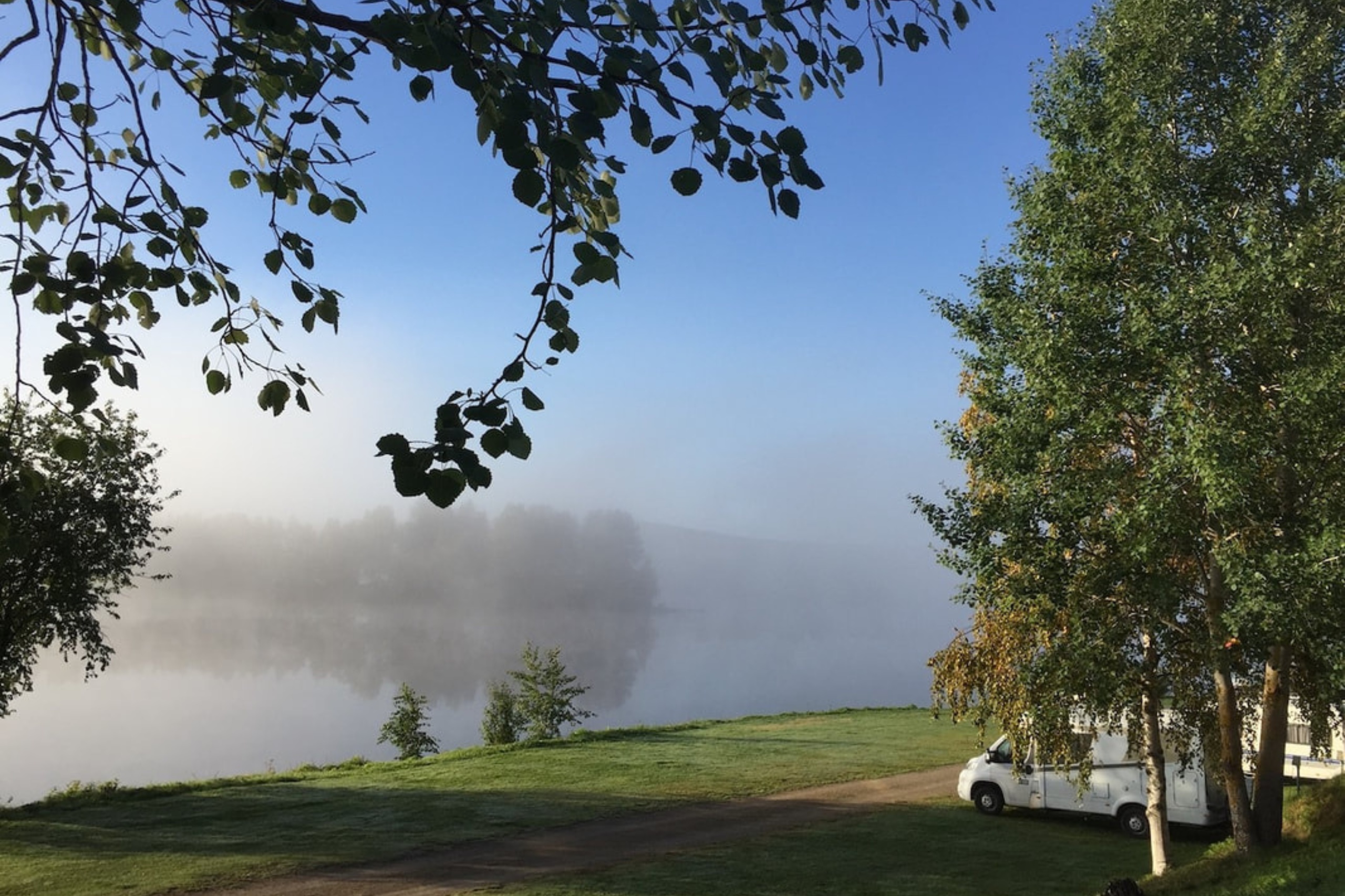 Vattnet, din husbil och den mystiska atmosfären i Lappland - allt du behöver för en härlig campingsemester finns på Napapiriin Saarituvat.