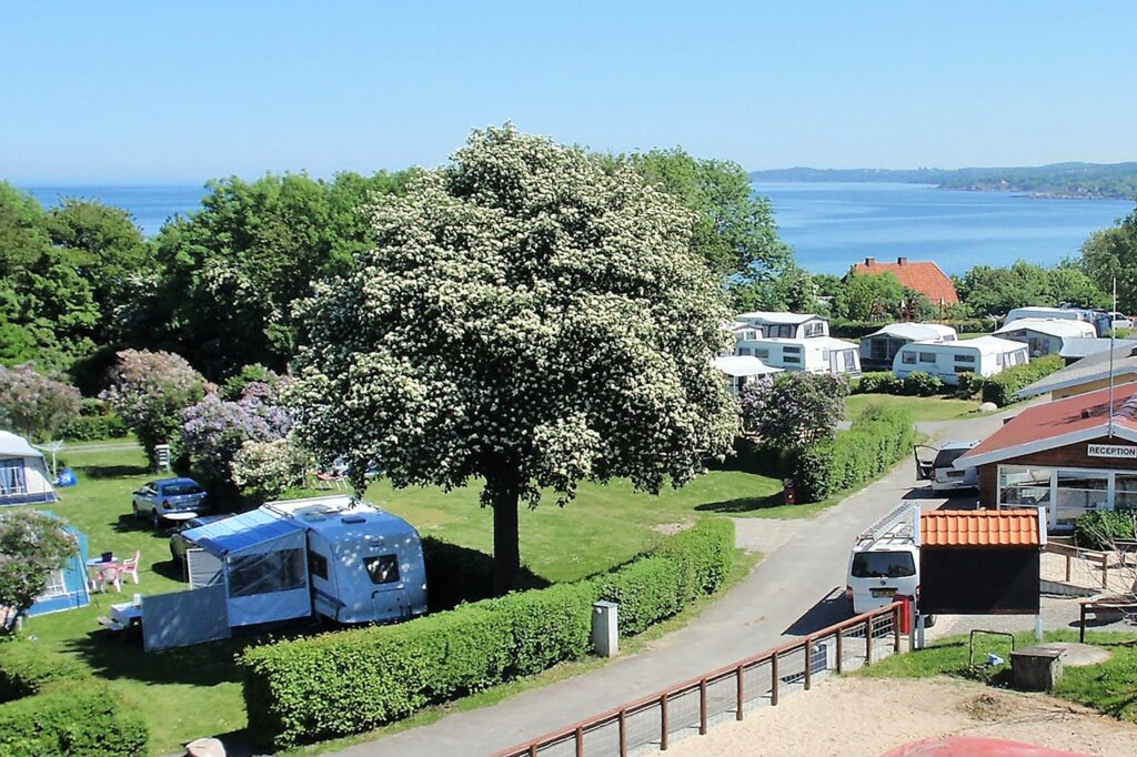 I fiskerlandsbyen Allinge ligger det en spesielt vakker campingplass med fantastisk utsikt over havet. Copyright: Sandkaas Family Camping