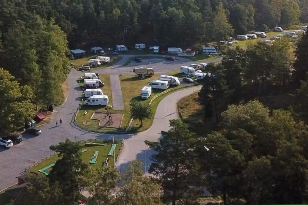 Vaxholms Camping har mange fine plasser for bobiler og campingvogner. Copyright: Pincamp.de
