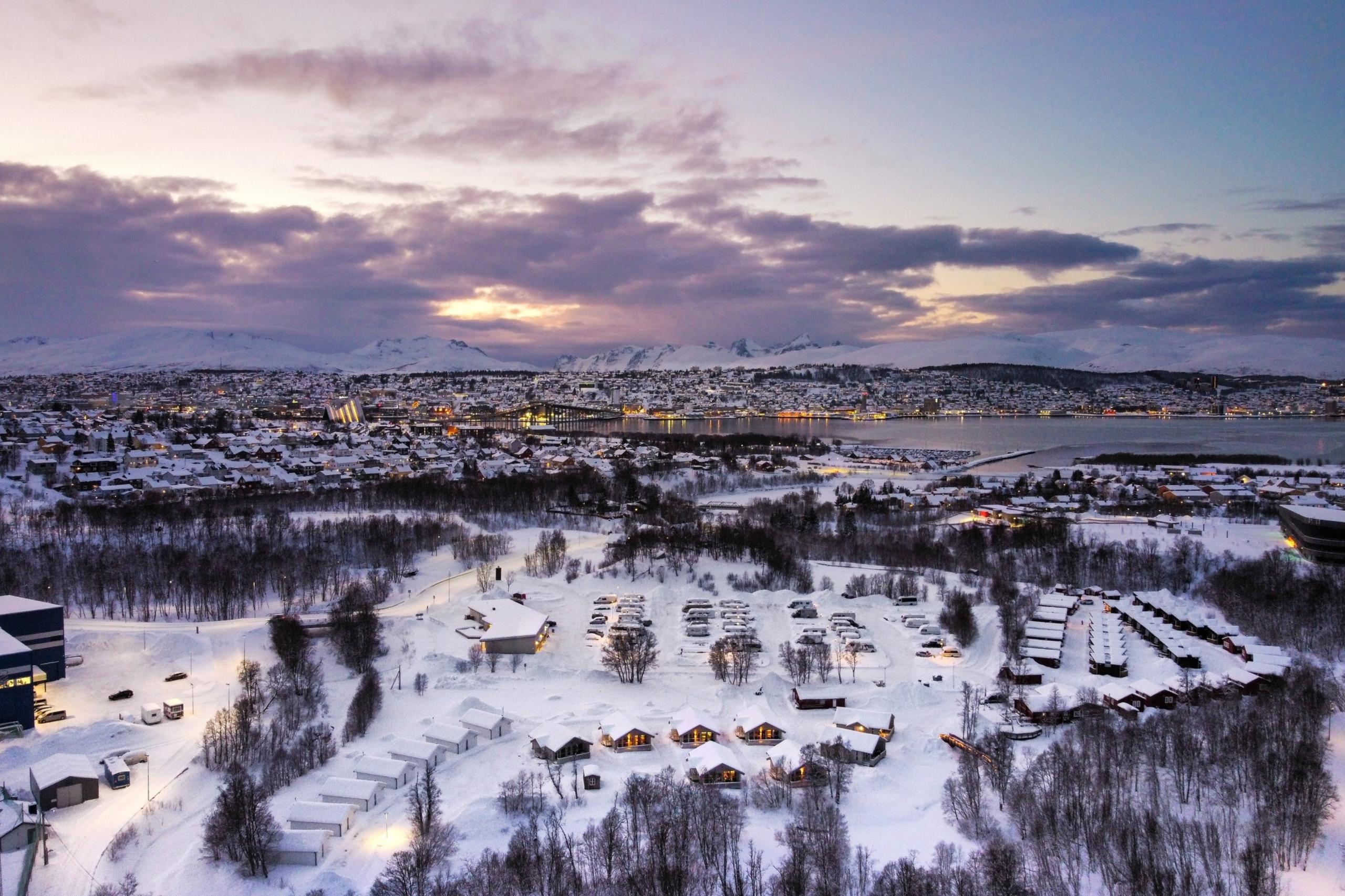  Im Tromsdalen Tal, unweit der Stadt Tromsø, kannst du auf dem Campingplatz den Winter geniessen. 
