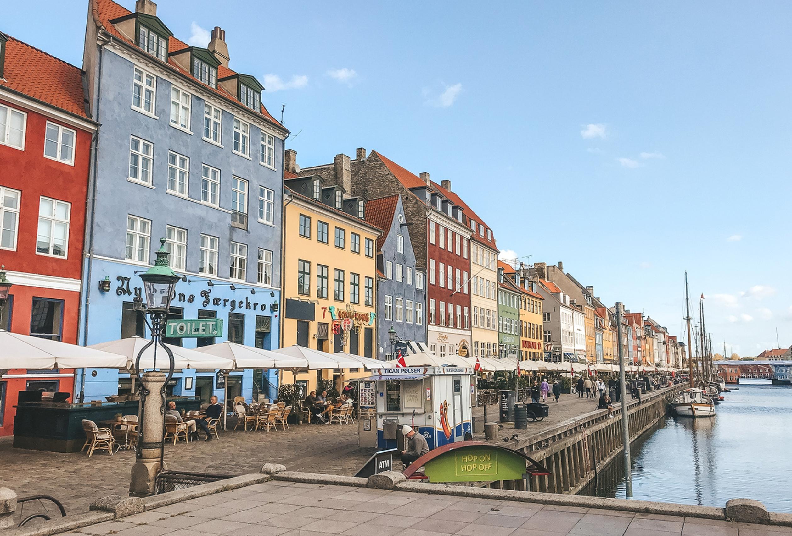 Die dänische Hauptstadt Kopenhagen versprüht eine gemütliche Atmosphäre und lädt zum Bummeln ein. 
