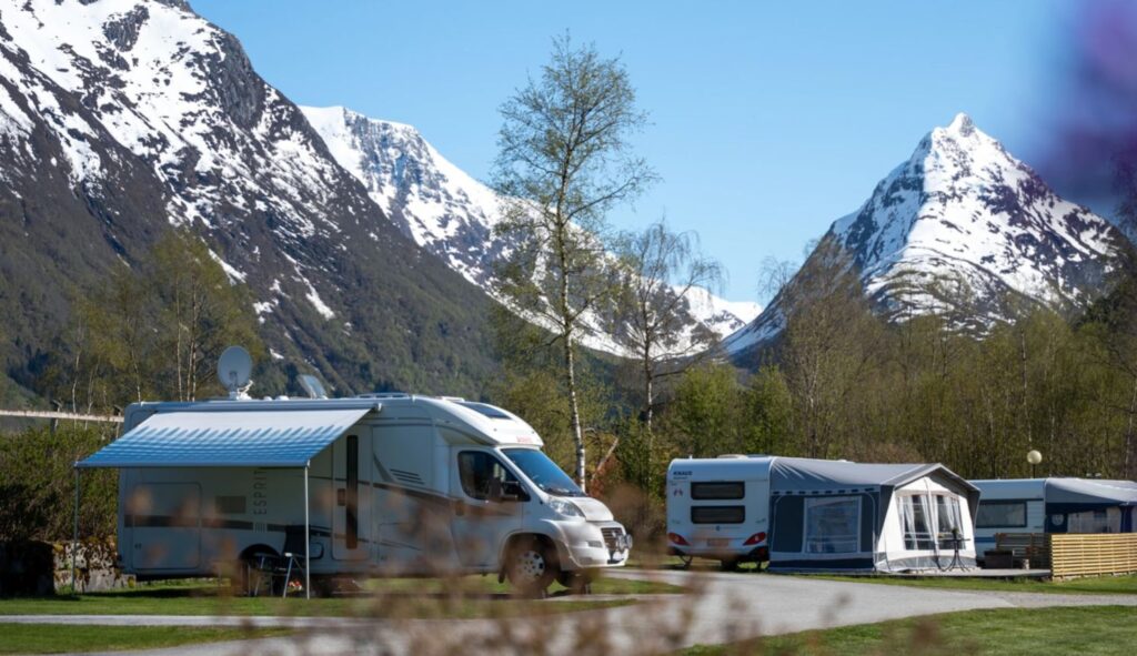 It's particularly nice to sleep in a camper at the foot of the mountains. Copyright: Byrkjelo Camping