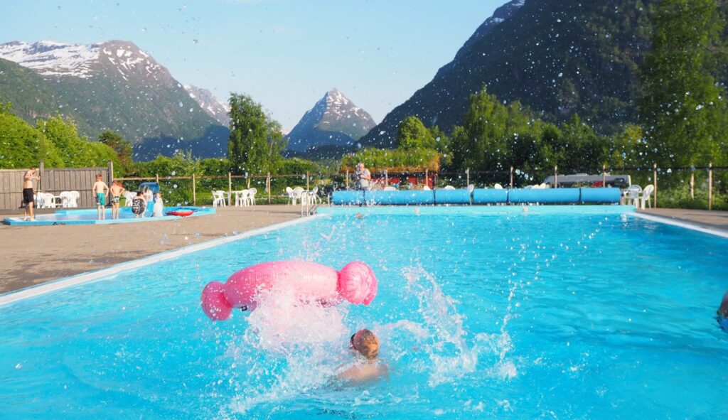 Splash around with a mountain panorama without freezing: Camping Byrkjelo has a heated pool. Copyright: Byrkjelo Camping
