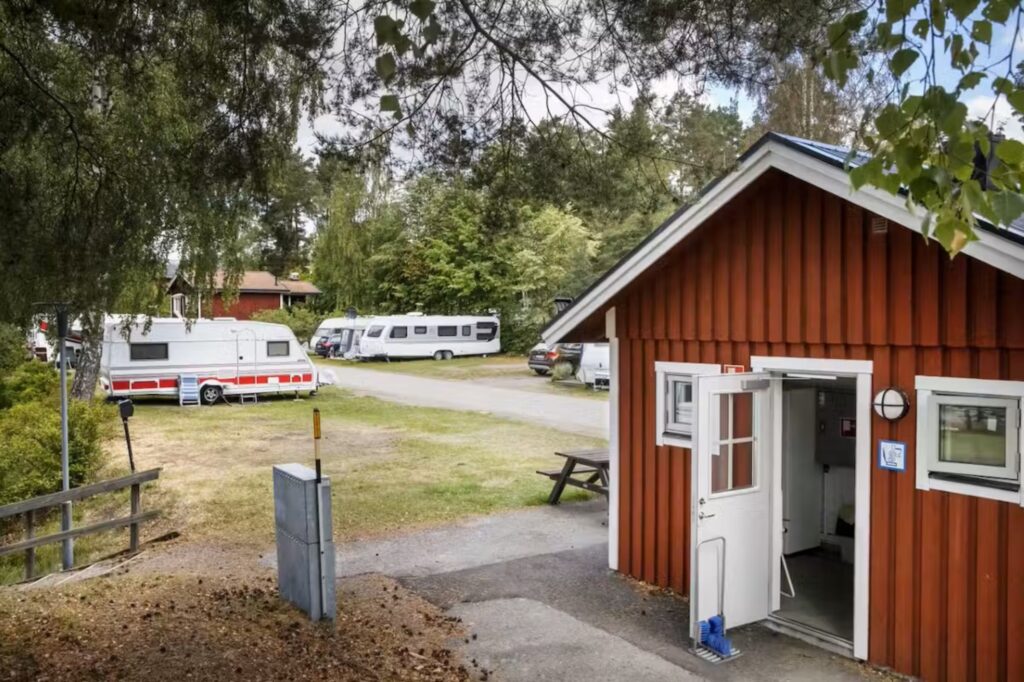 På First Camp Lugnet - Falun finns natursköna campingplatser och klassiskt Faluröda faciliteter. Copyright: Pincamp.de