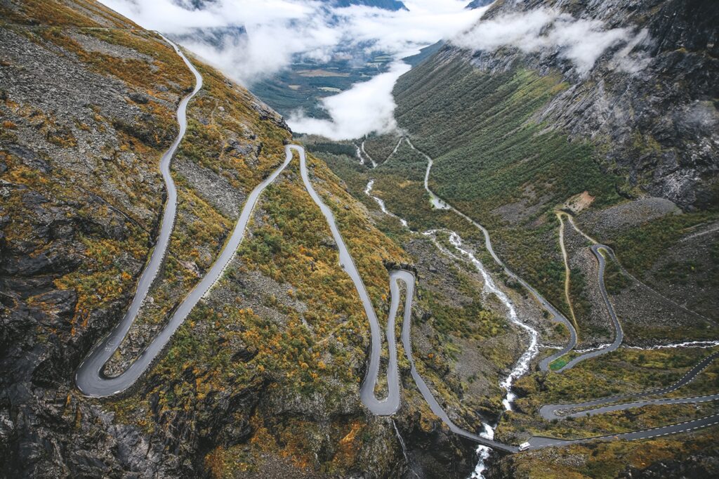 Reitti kulkee useiden maailmankuulujen teiden, kuten Trollstigenin tien, yli. Copyright: Marielle Janotta