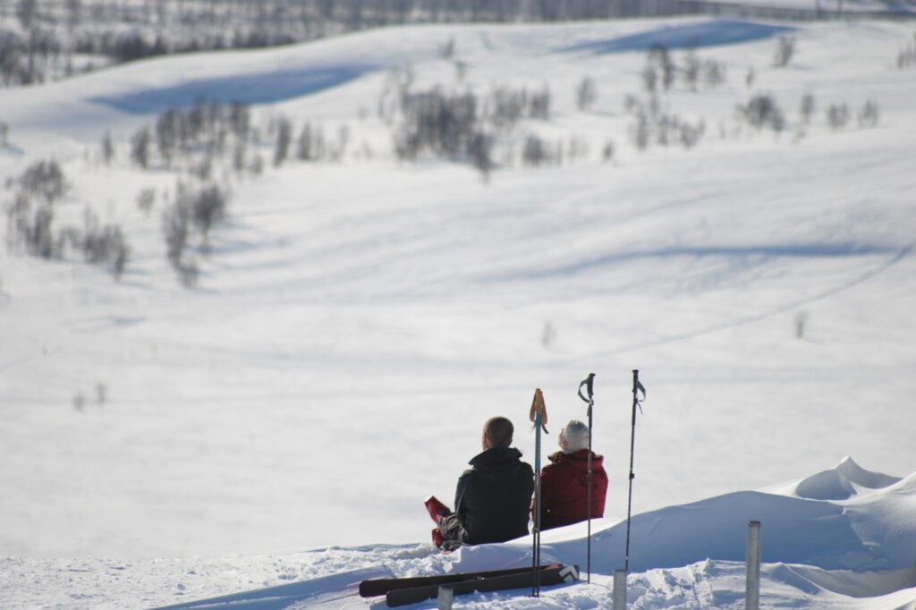 En pause under skituren (kanskje for en fika?), i den svenske fjellheimen.