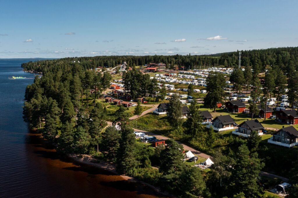 Leksand Strand ligger vakkert til ved innsjøen Siljan i Dalarna. Copyright: Leksand Resort / Alexander Winther
