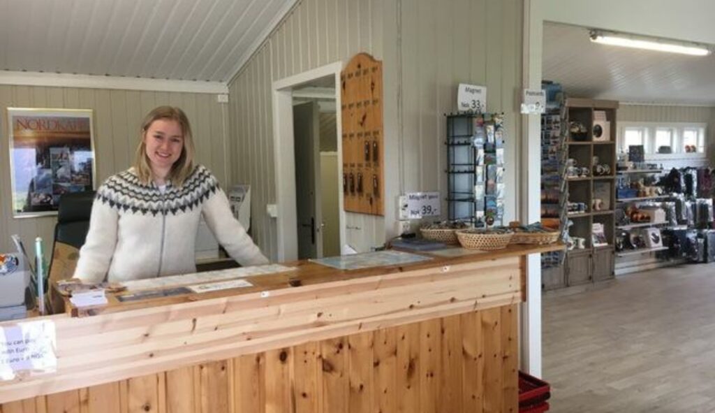 A selection of food and drinks, souvenirs, and, above all, insider tips are available at the reception. Copyright: Nordkapp Camping