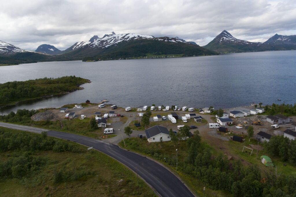 Fjordbotn Camping ligger vakkert til i nordnorsk natur. Copyright: Fjordbotn Camping