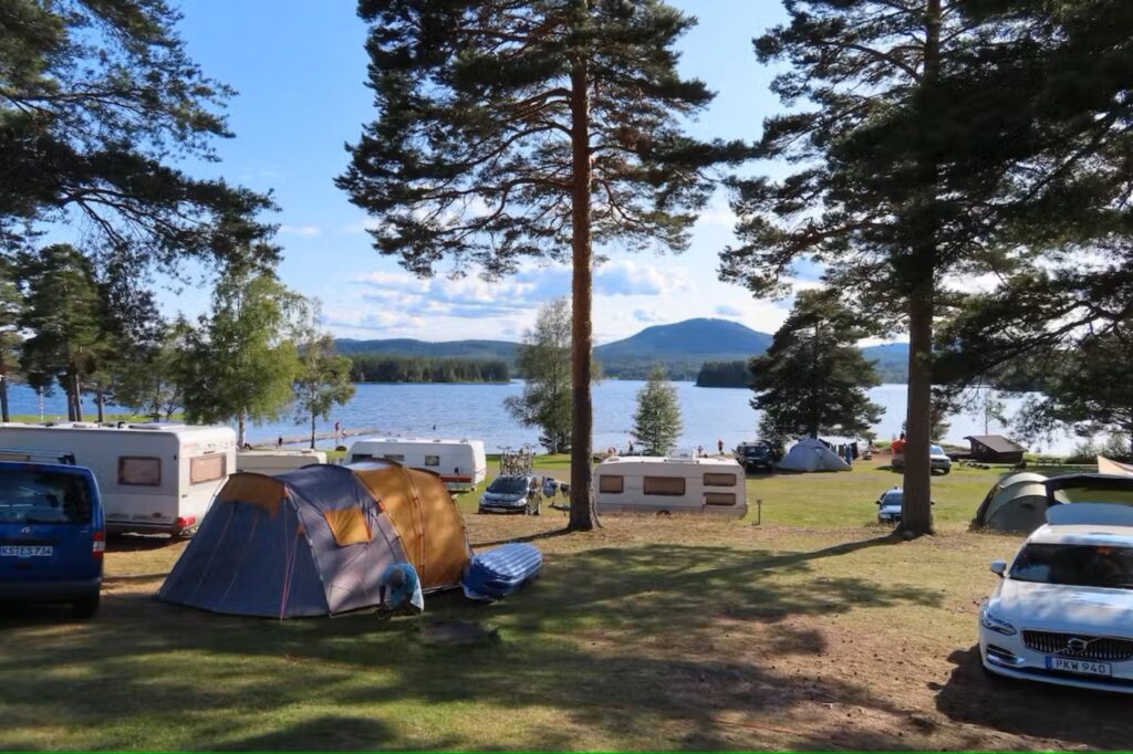 Sollerö Camping erbjuder naturskön miljö vid sjön Siljan. Copyright: Pincamp.de