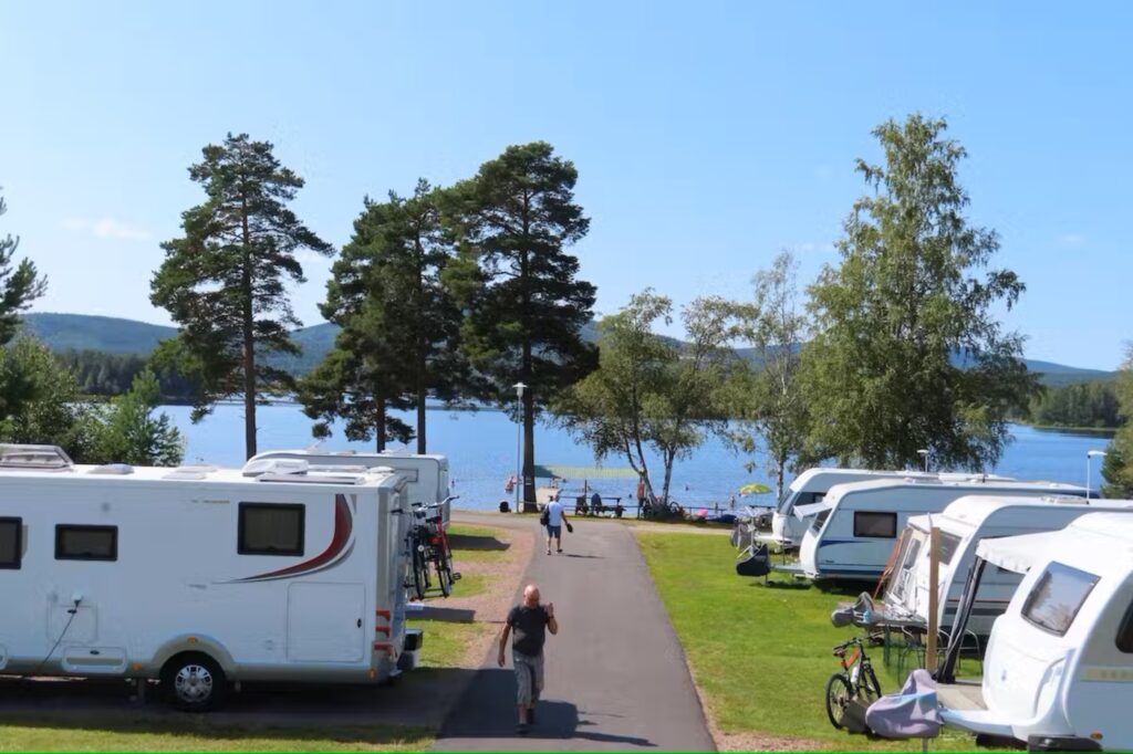 Sollerö Camping ligger idyllisk til ved vannet og er populær både sommer og vinter. Copyright: Pincamp.de