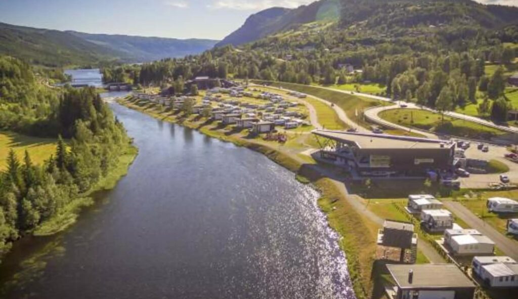 Topcamp Hallingdal is located in the valley of the same name and winds along the river. Copyright: Topcamp Hallingdal