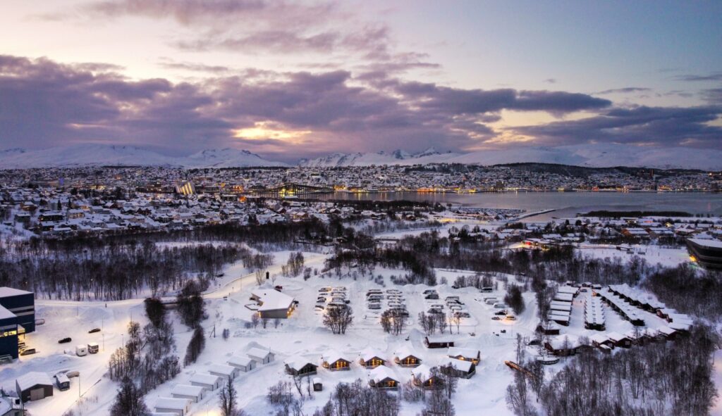 I Tromsdalen, ikke langt fra byen Tromsø, kan du nyde vinteren på campingpladsen. Copyright: Tromsø Lodge & Camping