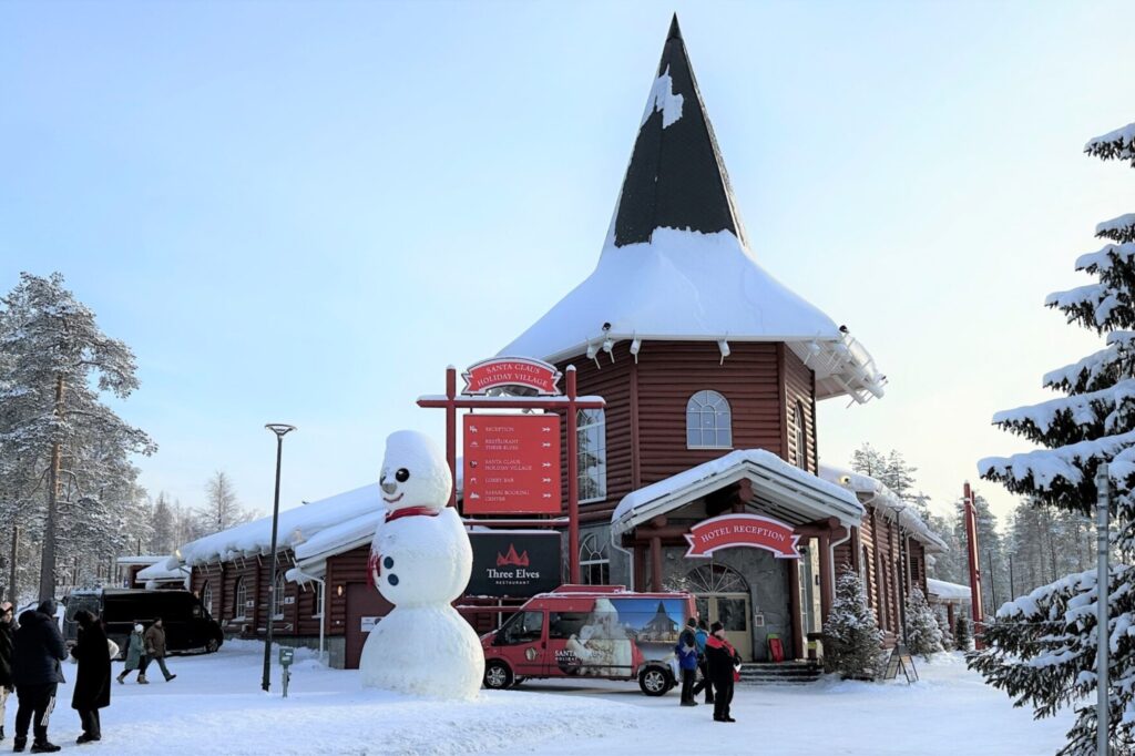 Santa Claus Villagessa on joulupukin lisäksi useita suosittuja kahviloita ja ravintoloita sekä muita nähtävyyksiä. Copyright: Santa Claus Village