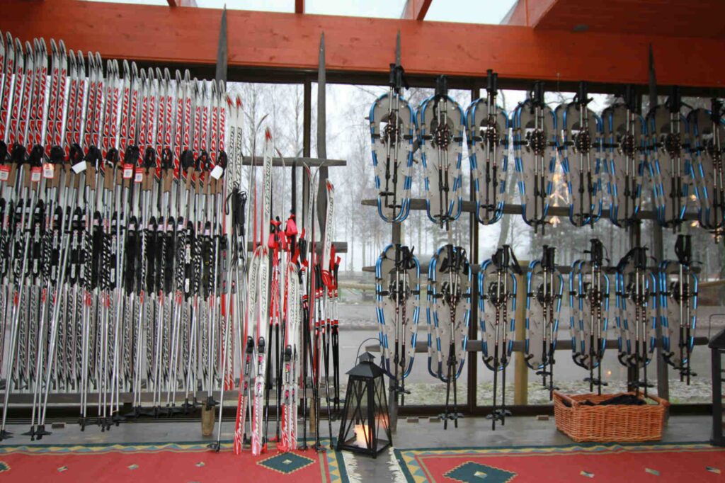 Raquettes à neige et skis de fond - le matériel de location est prêt pour vous. Copyright: Santalahti Resort