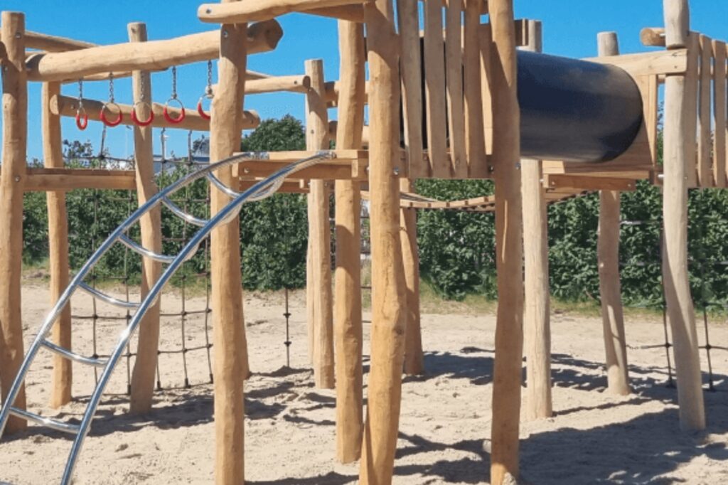 The beautiful wooden playground also has a large bouncy trampoline. For even more action or exercise, there is a soccer field and a boccia court. Copyright: Hvalpsund Familie Camping