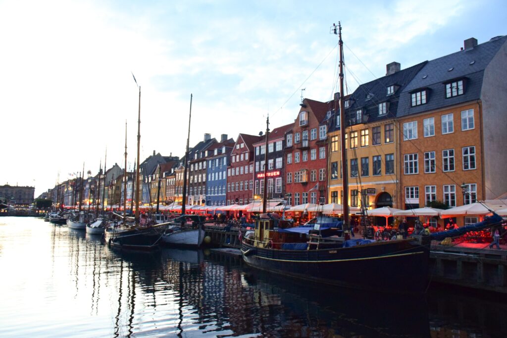 København er farverig og byder på masser af eventyr for store og små. Copyright: rminedaisy, Unsplash.com