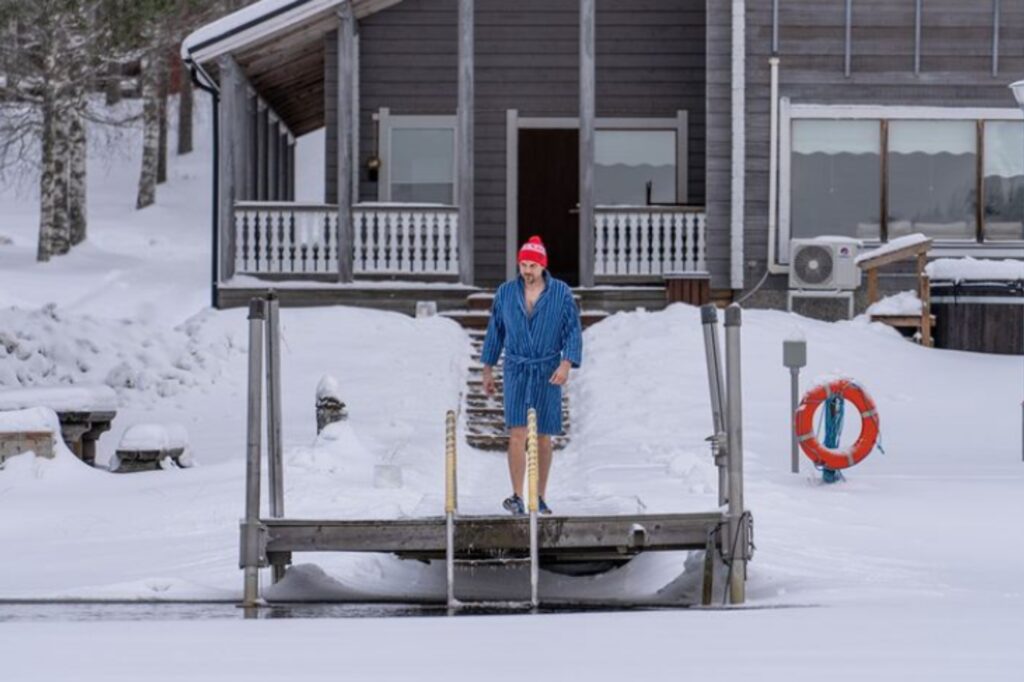 Ulos lumeen kylpytakki päällä - saunominen on Suomessa vuodenajasta riippumatta jotain aivan erityistä. Copyright: Koli Freetime