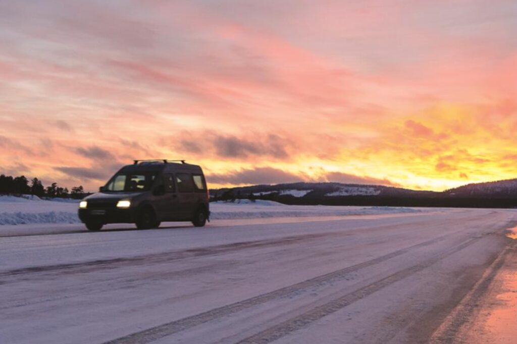 Conduire sur la glace - ce qui n'est souvent pas si génial, est ici voulu et une expérience de première classe. Copyright: Koli.fi