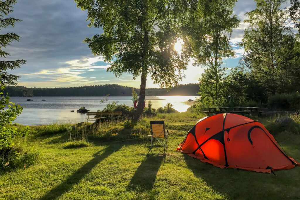 Med denne utsikten er villmarkscamping i Sverige en fryd for øyet.
